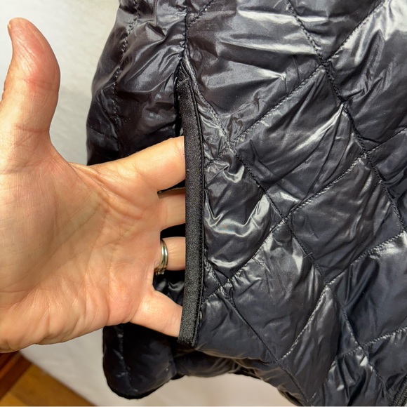Uniqlo Women's Glossy Black Quilted Vest - Picture 5 of 6